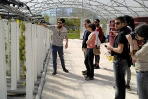 Un groupe de personnes visite une serre de production